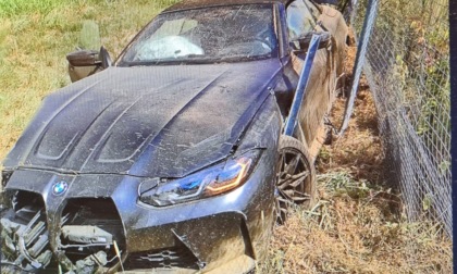 Si ribalta con il bolide e gli trovano della cocaina: 42enne rimane ferito e senza patente