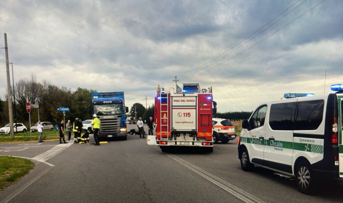 Scontro con un’auto, poi viene investito da un camion: muore motociclista di 40 anni