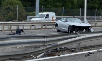 Bmw cabrio in testacoda sbatte contro il guardrail