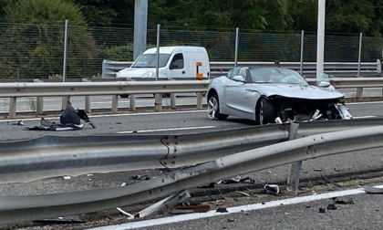 Bmw cabrio in testacoda sbatte contro il guardrail