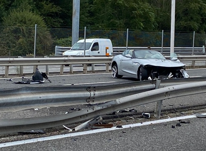 Bmw cabrio in testacoda sbatte contro il guardrail
