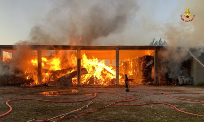 Grande incendio in un capannone a Rivolta d’Adda, a fuoco pellets e fieno
