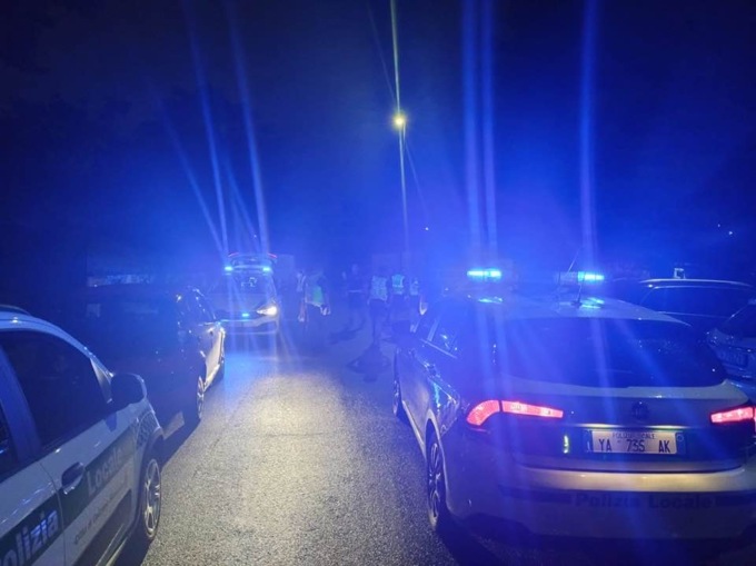 Una guida ubriaca, l’altra insulta gli agenti: notte di guai per due sorelle