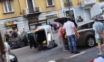 Auto colpisce una macchina in sosta e si ribalta: due feriti