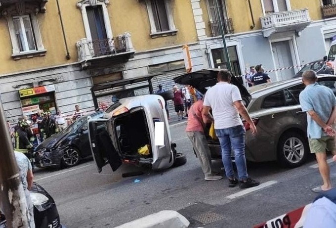 Auto colpisce una macchina in sosta e si ribalta: due feriti