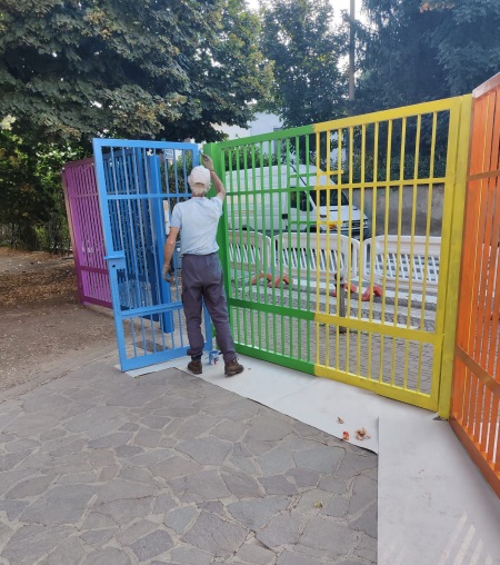 Trezzo, ad accogliere gli alunni ci sarà un cancello arcobaleno