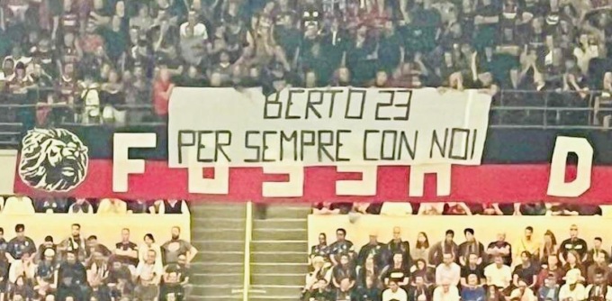 Striscione a San Siro per ricordare il giovane papà morto in un incidente: “Per sempre con noi”