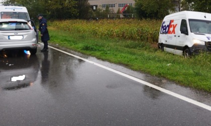 Furgoncino per le consegne finisce fuori strada a Inzago