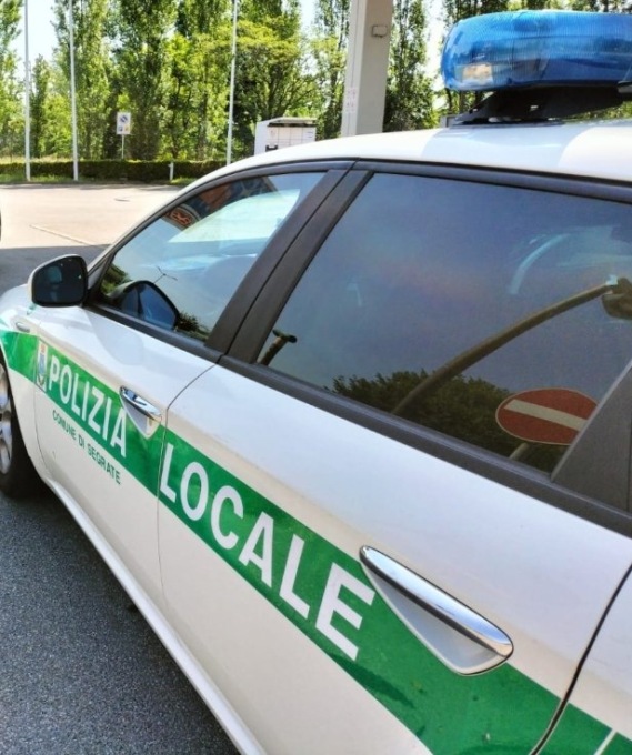 “Lo strangolo”: minaccia di uccidere il suo cane dopo averlo maltrattato e punta il coltello contro gli agenti intervenuti