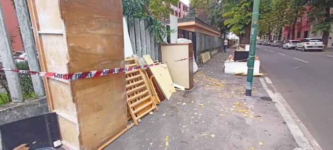 Trasforma il marciapiede in una discarica abusiva: multato
