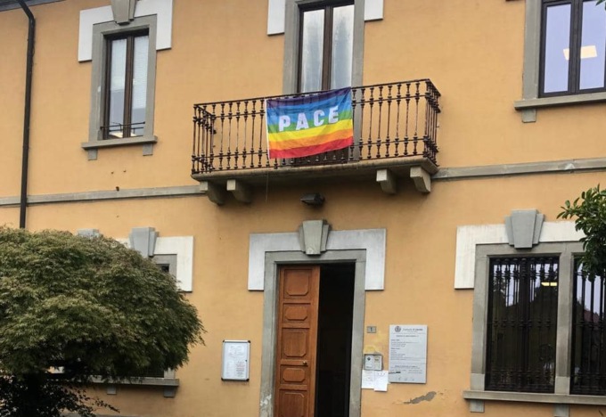 Bandiera della pace sul Comune di Liscate