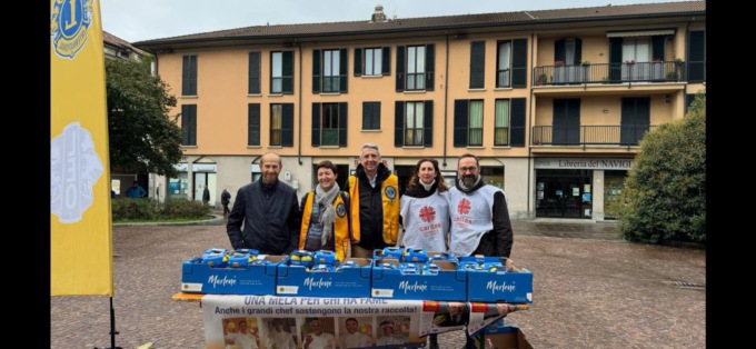 Grazie alle mele dei Lions raccolti 6mila euro per le Caritas di Cernusco e Pioltello