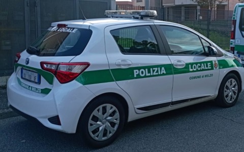 Venditore abusivo di vestiti al mercato: sanzione e sequestro della merce