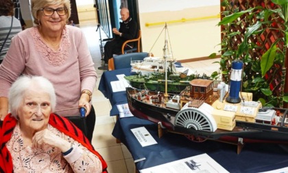 I marinai portano le navi in mostra nella Casa famiglia di Cologno Monzese