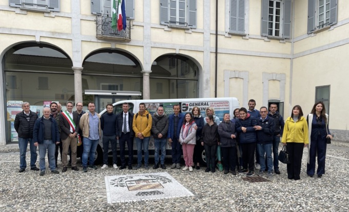 Inaugurazione per il nuovo mezzo di trasporto della cooperativa sociale Il sorriso a Carugate