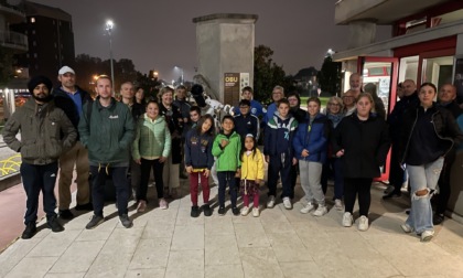 Luna e Saturno in congiunzione, visibili con un telescopio davanti alla biblioteca di Pioltello