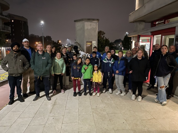 Luna e Saturno in congiunzione, visibili con un telescopio davanti alla biblioteca di Pioltello
