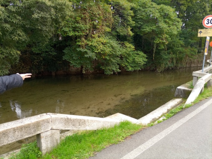 Uomo nel Naviglio a Cernusco, arriva l’ambulanza