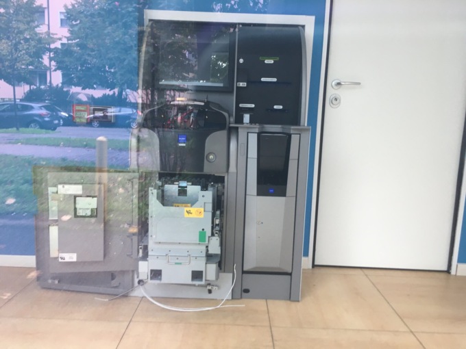 Ladri forzano il bancomat e scappano con 20mila euro