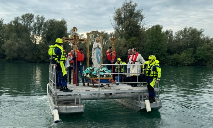 La Madonna del Rosario di Canonica d’Adda solca il fiume sulla barca dei volontari