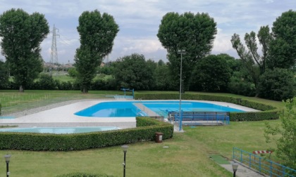 La Giunta scivola a bordo vasca: controlli più lunghi, apertura della piscina rimandata