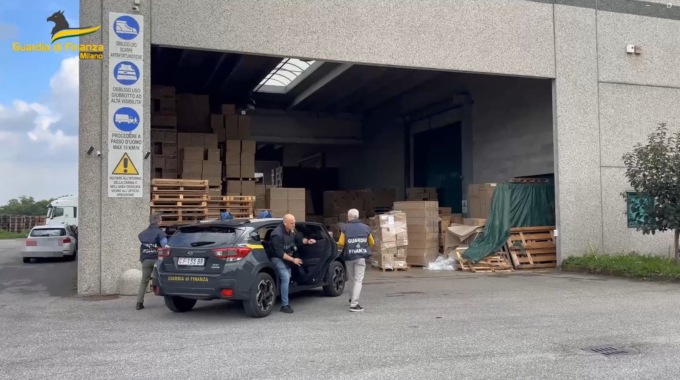 Frode fiscale e riciclaggio di denaro con l’e-commerce: maxi sequestro da 5 milioni di euro