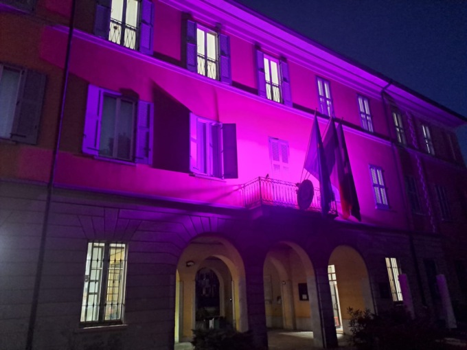Campagna di Airc a Gessate, il Municipio s’illumina di rosa per la prevenzione