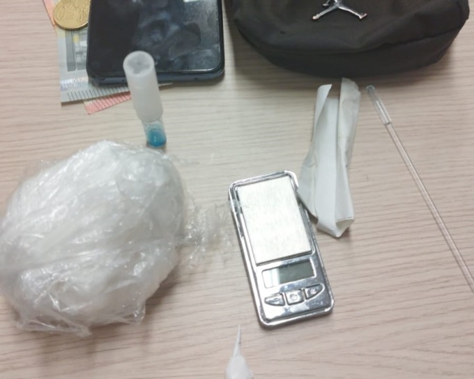 Addosso aveva un etto di cocaina: spacciatore arrestato dai Carabinieri a Pioltello