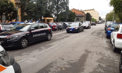 Armato di mazza da baseball sfonda i vetri di otto auto parcheggiate in strada