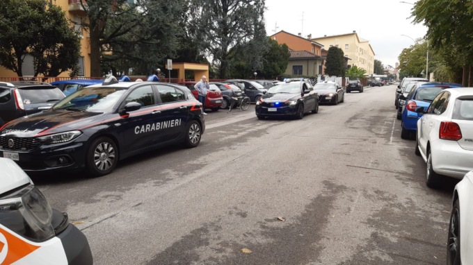 Armato di mazza da baseball sfonda i vetri di otto auto parcheggiate in strada