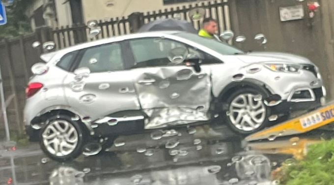 Schianto in strada, ambulanza a Pioltello