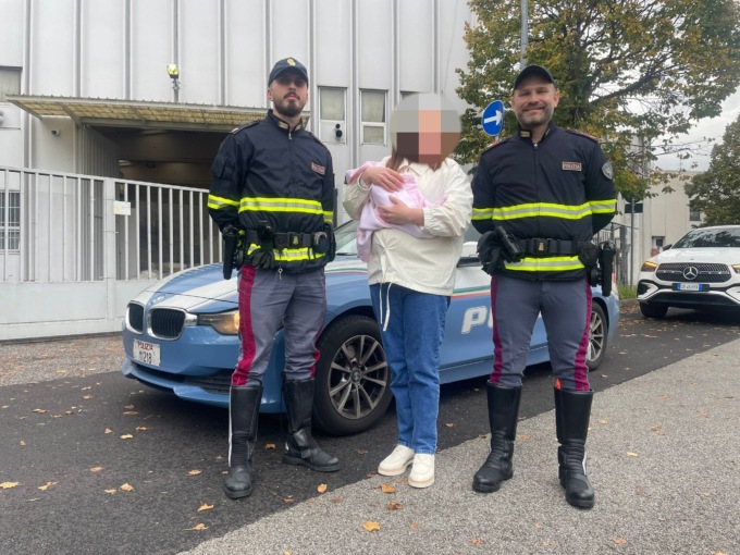 Partorisce d’urgenza in autostrada aiutata dai poliziotti e dal 118