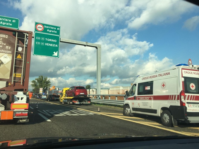 Incidente in Tangenziale Est, scontro tra due auto: una 21enne ferita e traffico in tilt