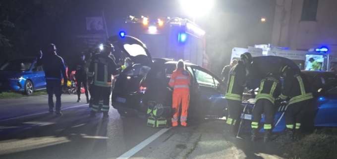 Impressionante scontro a Cernusco sul Naviglio, sul posto due ambulanze, un’automedica, Carabinieri e Vigili del fuoco