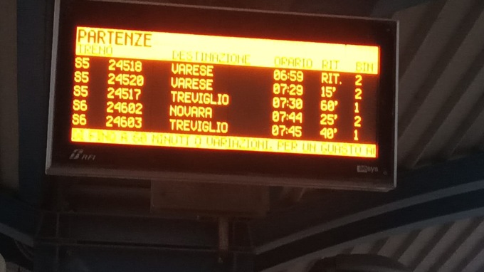 Giornata da incubo per i pendolari dei treni: “Vogliamo risposte sui disagi”