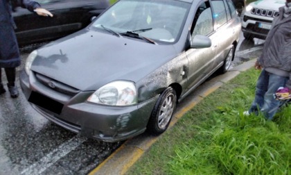 Scontro frontale tra auto e moto a Settala: scooterista in codice giallo dopo l'urto a terra