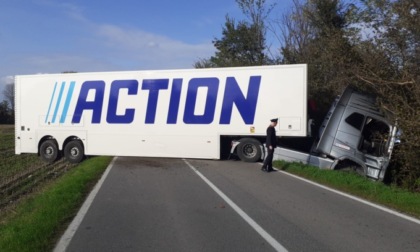 Tir di traverso blocca la Provinciale dell'Adda a Fara Gera d'Adda