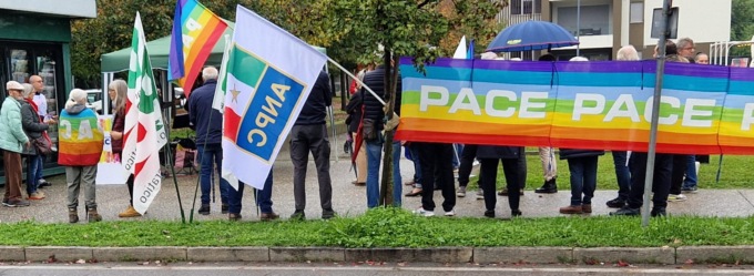 Bandiere in piazza a Cassano d’Adda contro la guerra