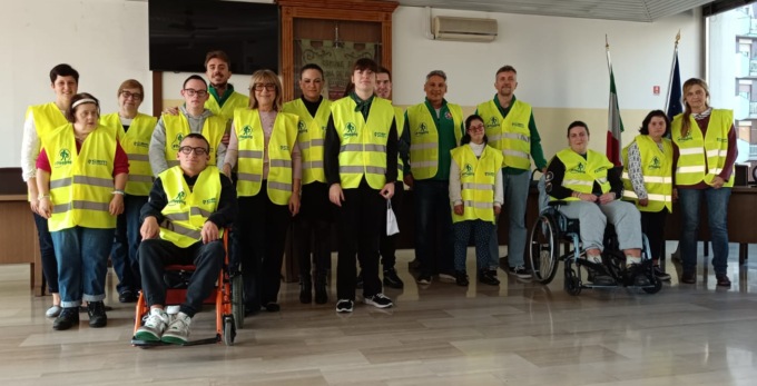 I ragazzi di Casa Filippide si prendono cura dell’ambiente e degli anziani