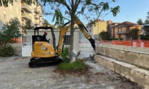 Stop a vandali e fracassoni: abbattuto il muro della piazzetta di Pioltello