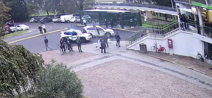 Rapina a Gorgonzola: gli strappano la catenina d’oro dal collo e poi spruzzano spray urticante per fuggire