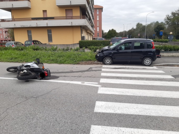 Schianto auto moto, due persone in ospedale
