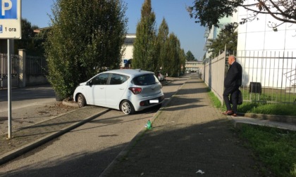 Anziana perde il controllo dell'auto e si incastra nella ciclabile