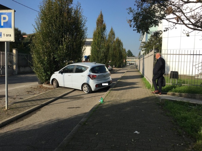 Anziana perde il controllo dell’auto e si incastra nella ciclabile