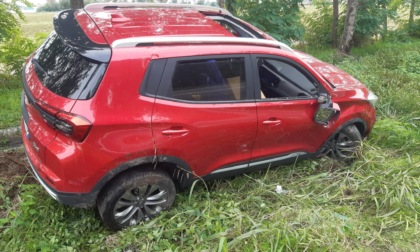 Incidente lungo la Sp525, auto finisce fuori strada