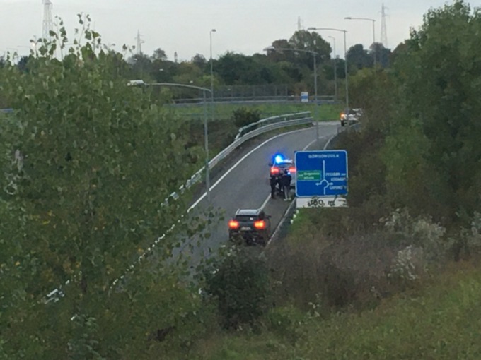 Asfalto viscido per la pioggia, auto finisce contro il guardrail: ferita una 31enne