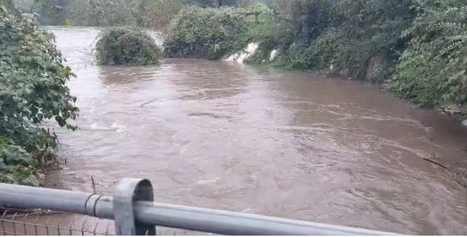 Maltempo, continua a piovere e sale il livello del Lambro