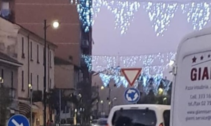 A Cologno Monzese il Natale è già arrivato: bontempone trova l'interruttore e accende le luminarie