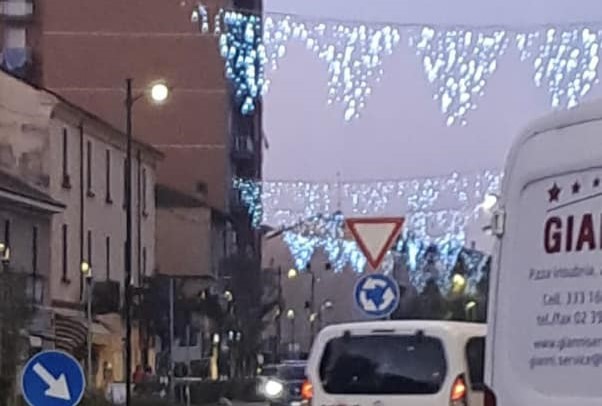 A Cologno Monzese il Natale è già arrivato: buontempone trova l’interruttore e accende le luminarie
