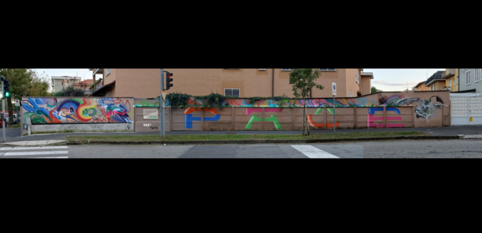 Un grande murale per la Pace sulla recinzione distrutta dalla tromba d’aria
